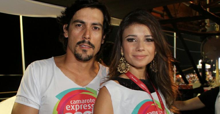 Com a barriga de fora, Paula Fernandes namora em Salvador