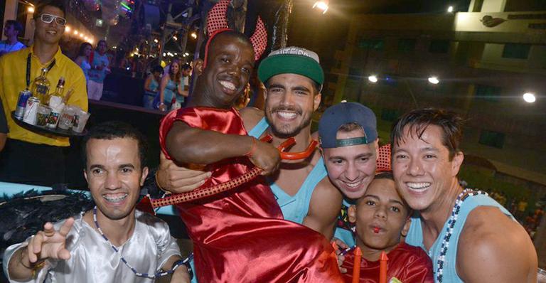 Caio Castro “troca” Giovanna Lancellotti por anões em Salvador