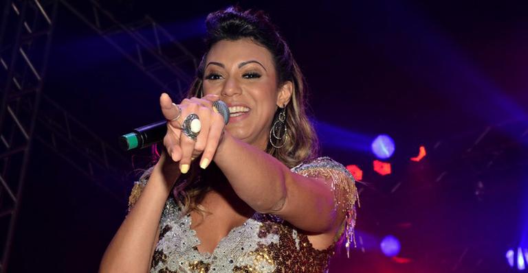 Nova vocalista estreia na banda Cheiro de Amor com show em camarote