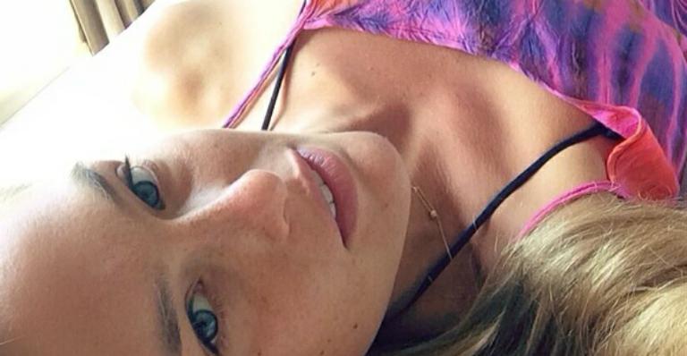 Top: Bar Refaeli posa sexy e sem maquiagem