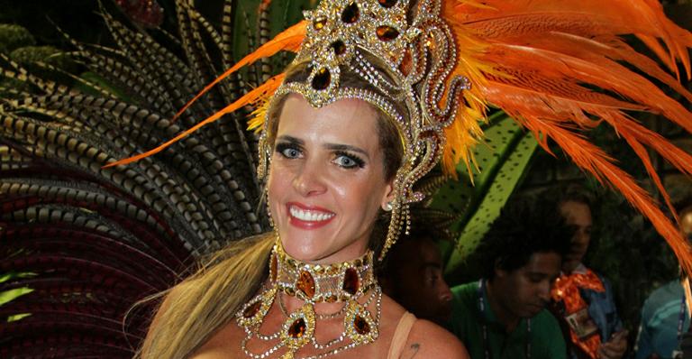Denise Rocha assume namoro e diz que está muito doente