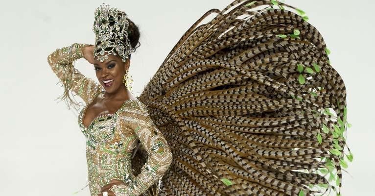 Rainha de Bateria, Cris Vianna revela como mantém barriga seca aos 37 anos