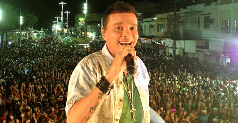 Após seis meses internado, cantor Netinho tem alta do hospital