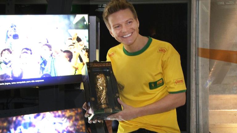 Com a taça nas mãos, Michel Teló revela qual foi seu ‘Gol de Placa’