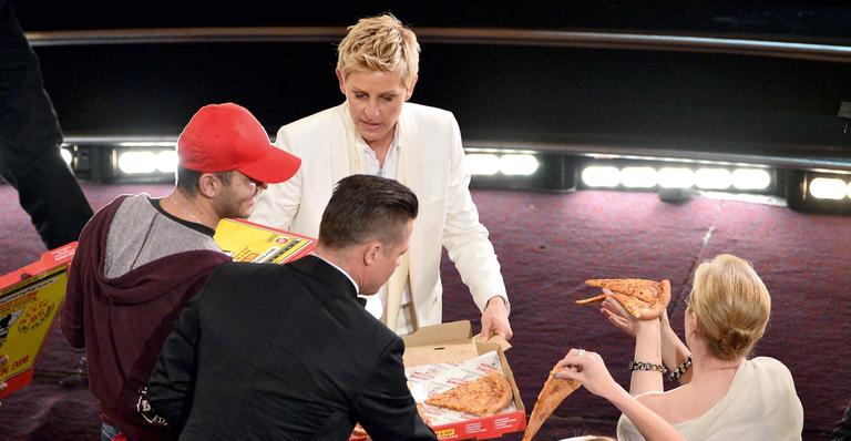 Ellen Degeneres pede pizza para os VIPS durante a festa do Oscar
