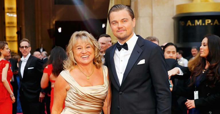 Leonardo DiCaprio aparece com sua mãe, simpática, no red carpet do Oscar