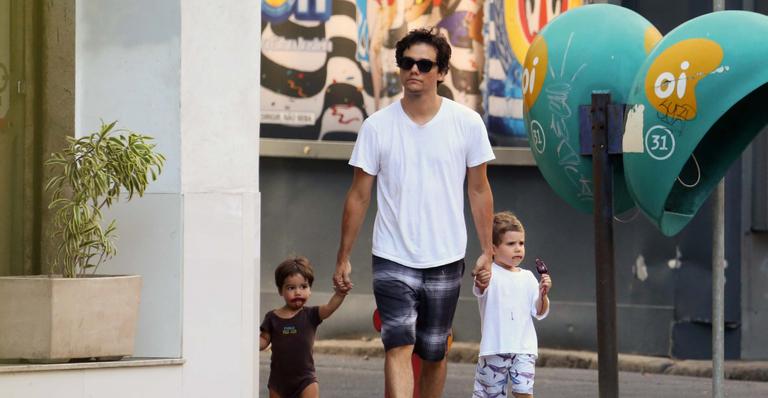 Wagner Moura leva os filhos para tomar sorvete no Rio