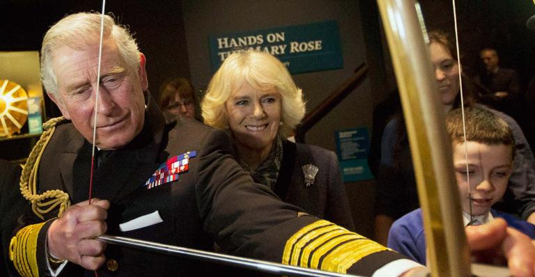 Príncipe Charles e a duquesa Camilla visitam museu Mary Rose