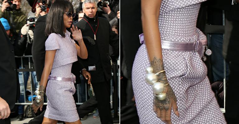 Rihanna usa pochete em desfile da Chanel durante Semana de Moda de Paris