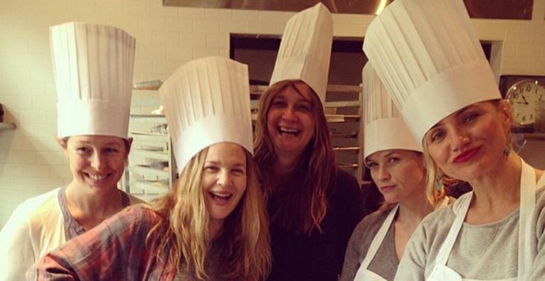 Cameron Diaz, Drew Barrymore e Reese Witherspoon fazem aula de culinária