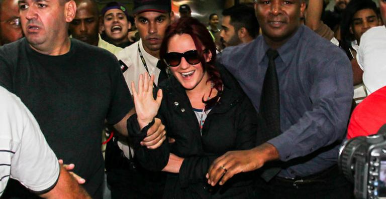 Chegada de Dulce Maria causa tumulto e agressões físicas no aeroporto