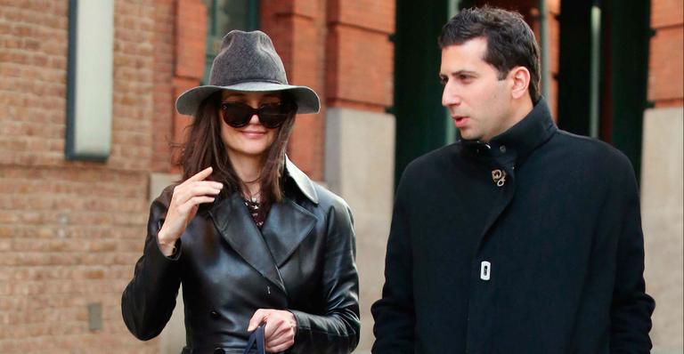Katie Holmes esbanja charme com óculos de sol e chapéu pelas ruas de Tribeca