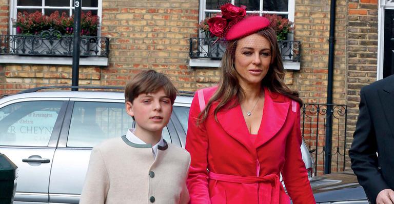Elizabeth Hurley escolhe vestido pink para ir ao casamento de amigos em Londres