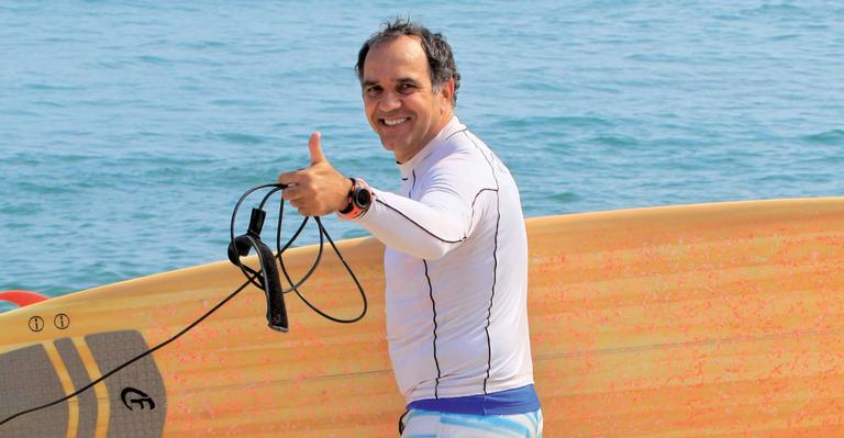 Humberto Martins mantém o bem-estar físico e mental praticando surfe