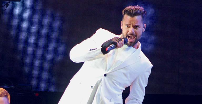 Ricky Martin embala fãs durante show VIP no Uruguai
