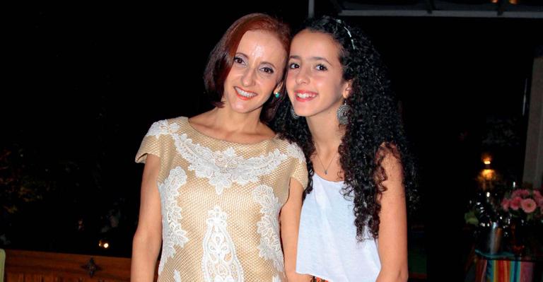 Gorete Milagres festeja prêmio ao lado da filha Maria em São Paulo