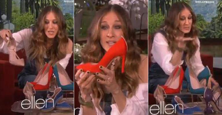 Sarah Jessica Parker mostra alguns modelos de sua coleção de sapatos em programa de TV