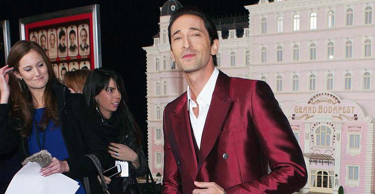 Adrien Brody aposta em terno bordô da Dolce & Gabbana para evento em Nova York