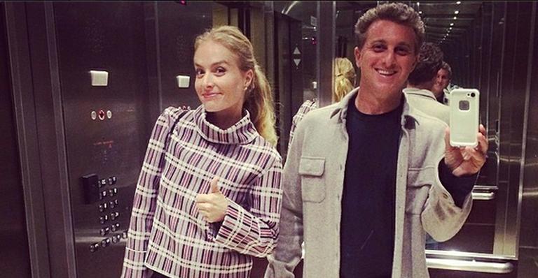 Luciano Huck e Angélica fazem ‘selfie’ no elevador: “Micagem”