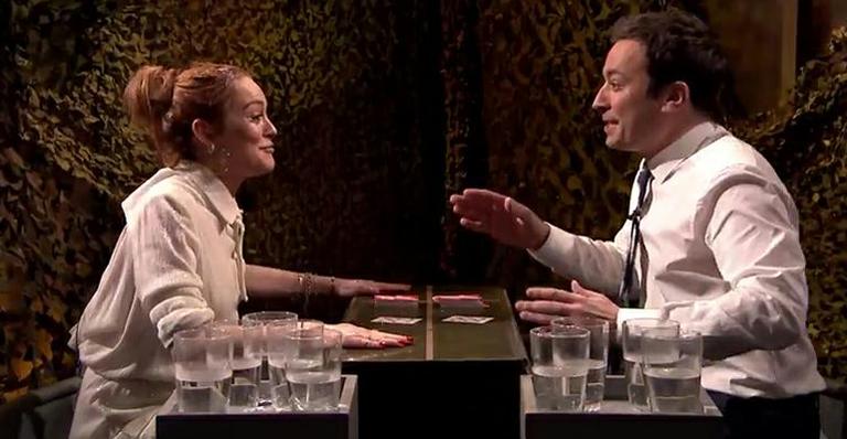 Jimmy Fallon joga água na cara de Lindsay Lohan durante programa de TV