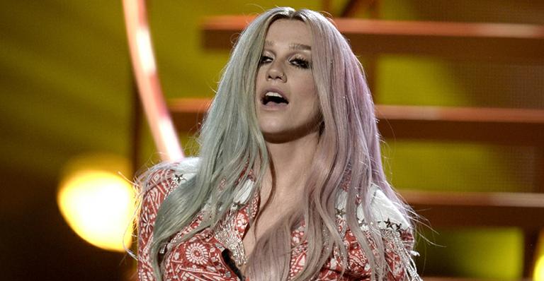 Cantora Ke$ha deixa a rehab após dois meses e diz: “A vida é linda”