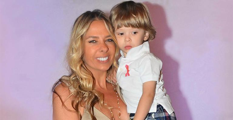 Adriane Galisteu e o filho gravam vídeo em homenagem a Alexandre Iódice