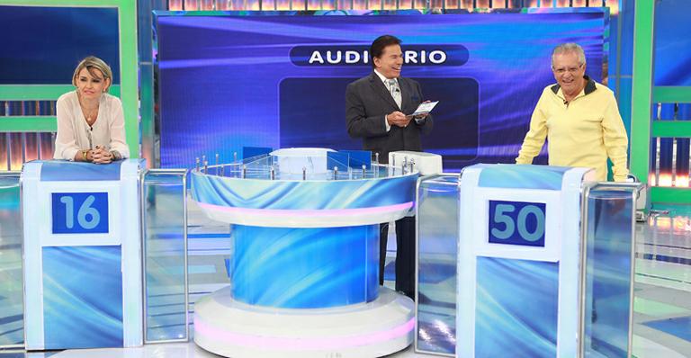 “O banco dele está durando, o meu já foi”, brinca Silvio Santos com Carlos Alberto