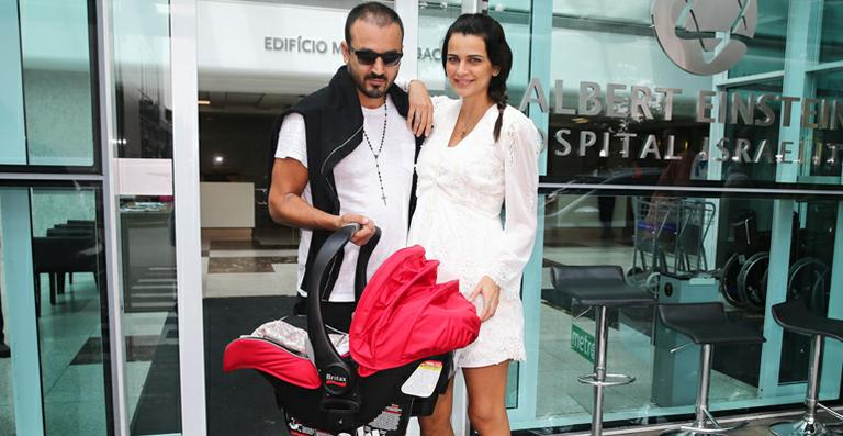 Fernanda Motta e o marido deixam a maternidade com Chloe