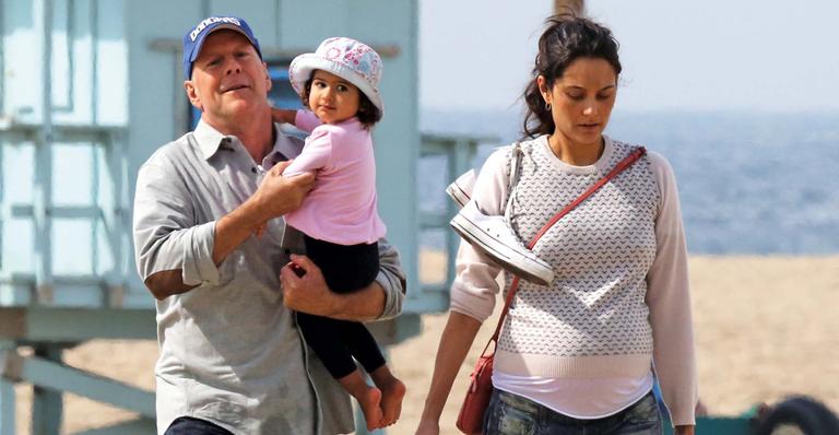 Bruce Willis curte praia ao lado da família em dia de sol em L.A.