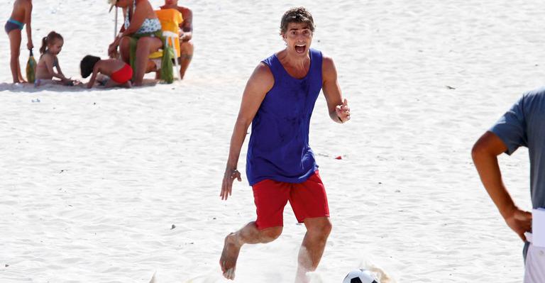 Reynaldo Gianecchini grava cenas de futebol na praia da Barra