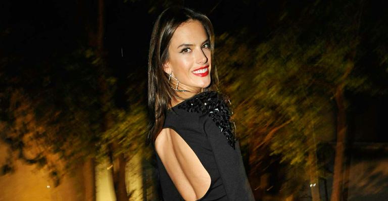 Alessandra Ambrosio atrai os flashes durante lançamento de coleção de outono em São Paulo
