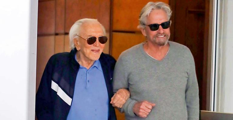 Michael Douglas passeia de braços dados com o pai após almoço na Califórnia