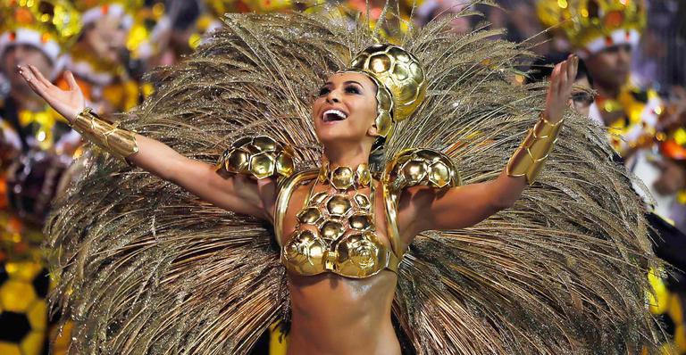 Sabrina Sato esbanjou sensualidade como madrinha de bateria da Gaviões da Fiel