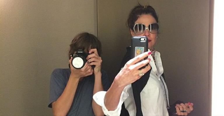 Em Dubai, Luciana Gimenez posta selfie com o filho Lucas Jagger