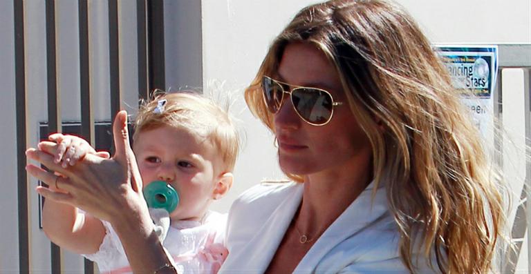 Gisele Bündchen e Tom Brady batizam Vivian Lake na Califórnia