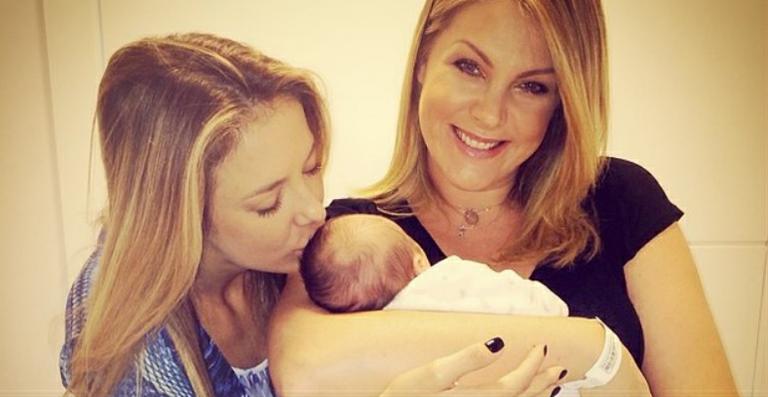 Ticiane Pinheiro visita Ana Hickmann na maternidade