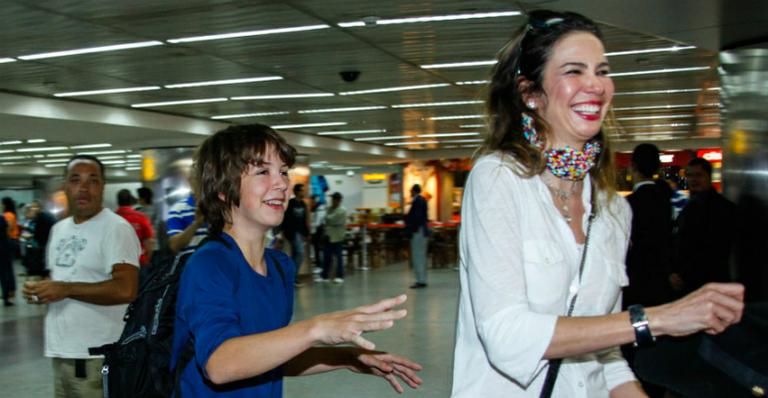 Após viagem pela Ásia, Luciana Gimenez volta a São Paulo com Lucas Jagger