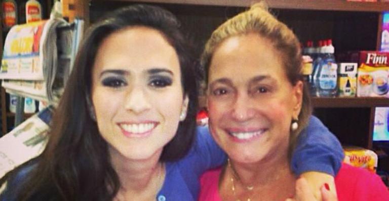 Sem make, Susana Vieira se diverte com Tatá Werneck em posto de gasolina