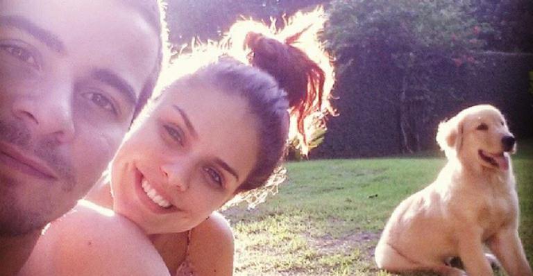 Após rumores de briga, Thiago Martins posa com Paloma Bernardi: Topo da felicidade