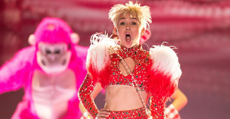 Eca! Vídeo mostra Miley Cyrus cuspindo na plateia