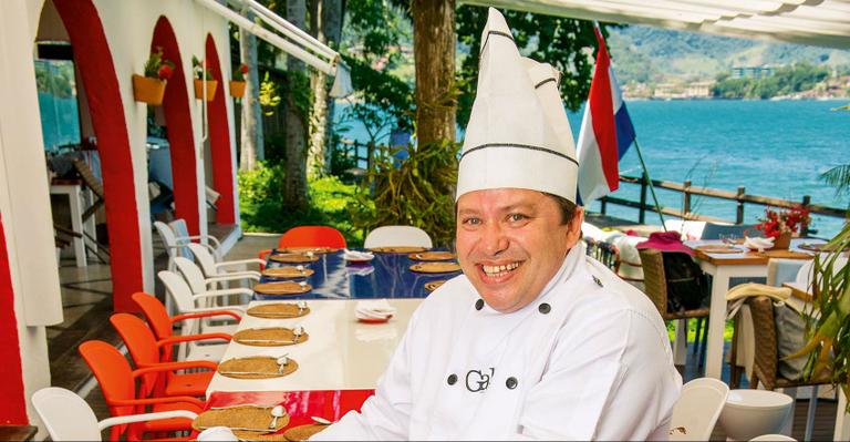 Na Ilha de CARAS, famosos experimentam o toque caseiro do chef Zé Mota