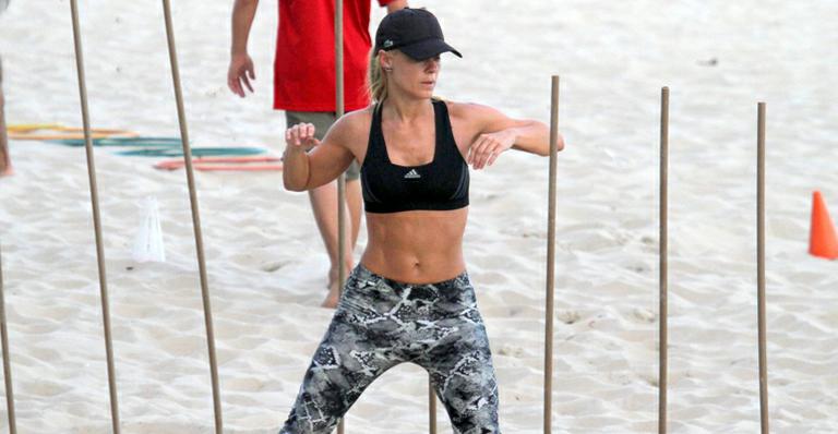 Carolina Dieckmann faz treino funcional em praia no Rio