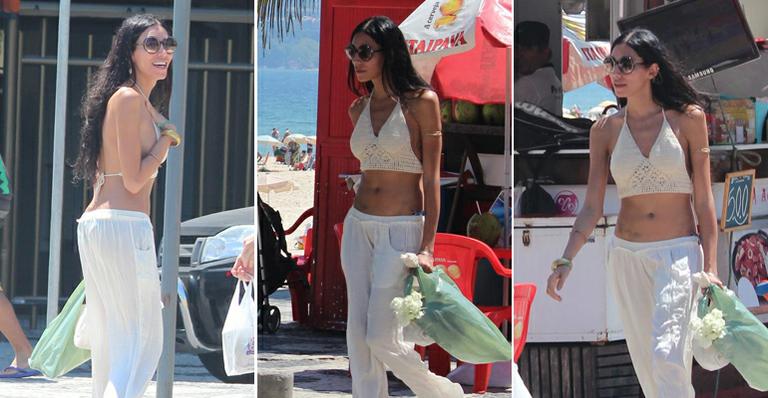 Beachwear: A top Lea T arrasa ao usar calça e top como saída de praia