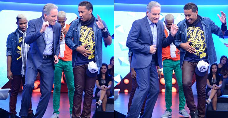 Roberto Justus faz ‘dança do passinho’ em programa na Record