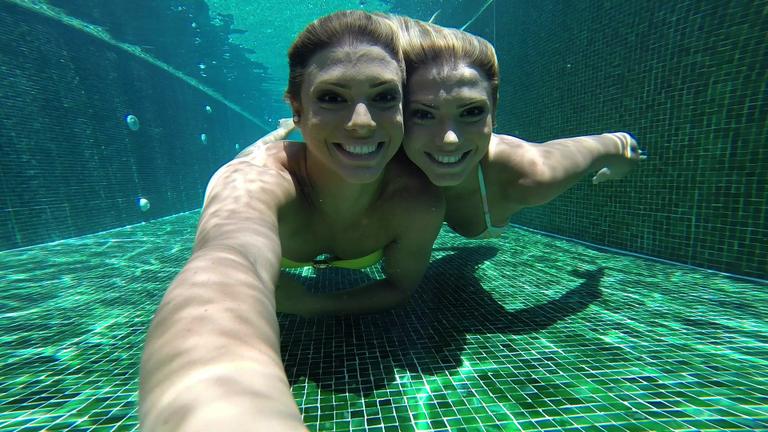 Bia e Branca Feres: namorados confundem as irmãs gêmeas?