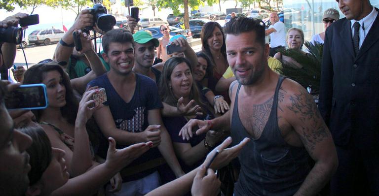 Ricky Martin atende fãs na porta do hotel no Rio de Janeiro