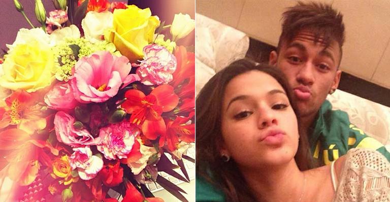 Um mês após terminar namoro, Bruna Marquezine ganha buquê de flores e diz: “Como cortar pela raiz se já deu flor?”