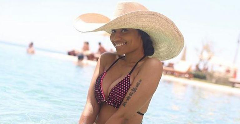 Nicki Minaj usa biquíni e surpreende com boa forma na praia