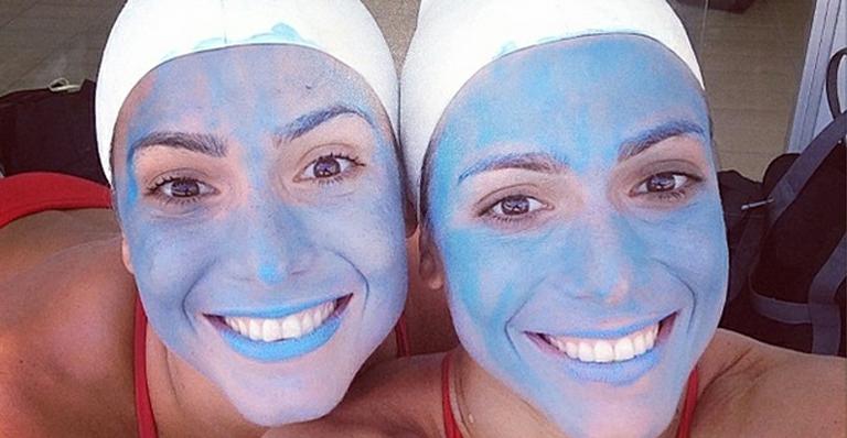 Bia e Branca, as gêmeas do nado sincronizado, viram ‘smurfs’ na água