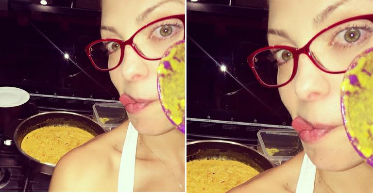 Sem make, Sheila Mello dá receita para ser pedida em casamento